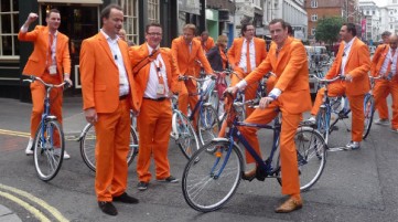 Groep fietsen met Nederlandse taalgids